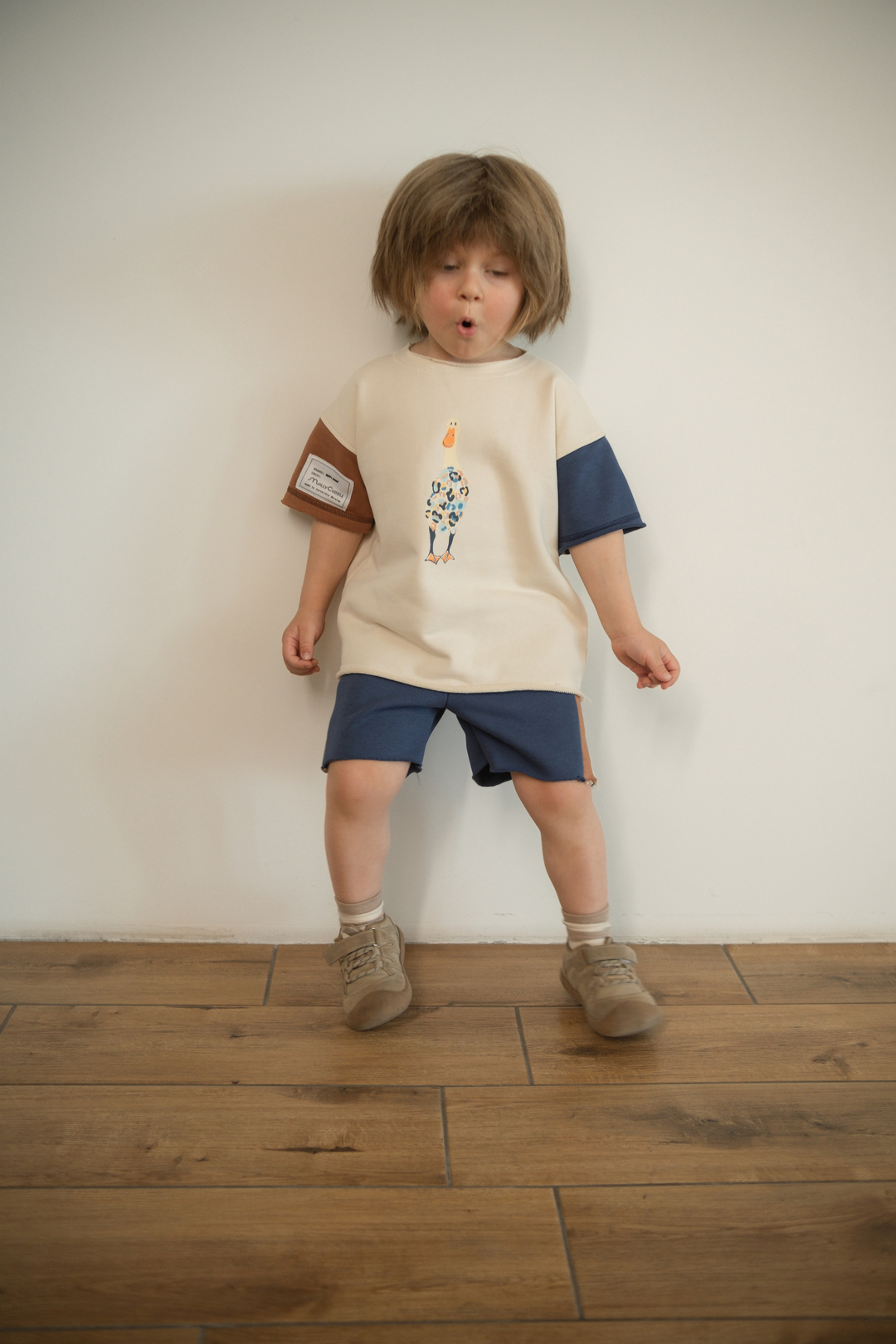 Children's T-shirt Duckling sleeve chocolate/blue. New collection 